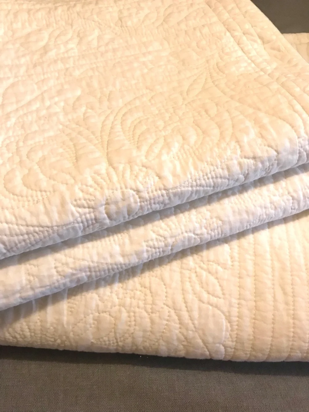 Classic White Quilted Bedspread with Pillow Shams